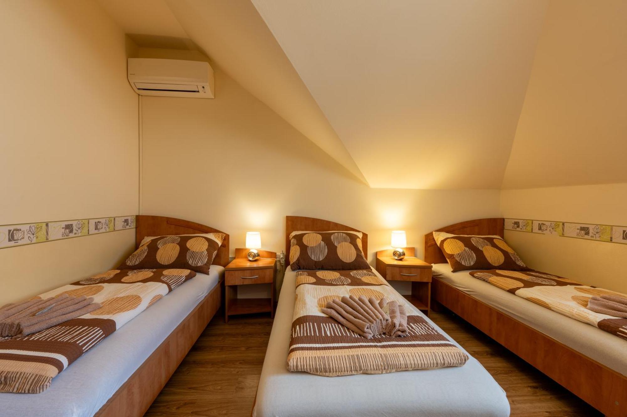 Szenti Vendeghaz Bed & Breakfast Gyor Exterior photo